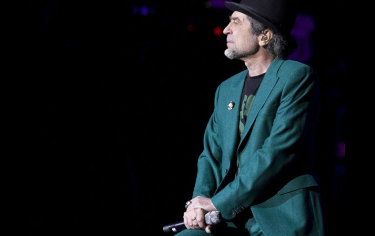El cantante Joaquín Sabina dio un susto a sus seguidores al interrumpir un concierto por problemas de salud. EFE /