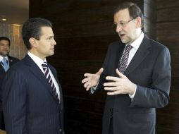 El Presidente Enrique Peña Nieto conversa con el Presidente del Gobierno español Mariano Rajoy (d), en la Cumbre en Panamá. EFE /