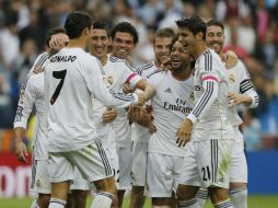 Los merengues celebran la primera anotación, obra de Ángel Di María. AP /