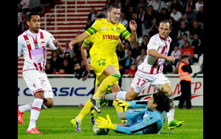 Memo Ochoa influyó directamente en la derrota del Ajaccio. AFP /
