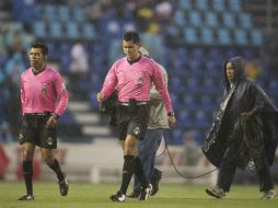 El cuerpo arbitral verificó el estado de la cancha del Estadio Azul. MEXSPORT /