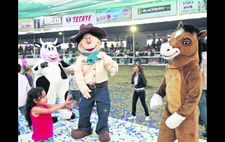Las botargas son un éxito con los pequeños. Los niños quieren saludarlos, abrazarlos y tomarse la foto del recuerdo con los personajes.  /