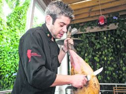 Detalle. Héctor Ibáñez Llarena, de Escuela Corte Ibérico, demostró el especializado corte.  /