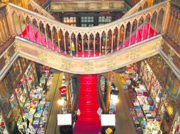 El escritor Enrique Vila-Matas considera que Lello de Oporto, es la librería más bella del mundo.  /