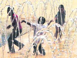 Diversión. Los niños gozan de la eterna primavera de Medellín en el Parque Explora.  /