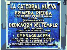 Placa, en el muro norte de la Catedral de Guadalajara, que nos recuerda el próximo 297 aniversario de su consagración.  /