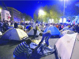 Manifestantes levantan su campamento frente al ministro de Transporte en Porta Pia después de la protesta. AFP /