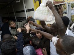 Varios sirios acuden por paquetes de comida en un campo de refugiados de Sofía, Bulgaria. EFE /