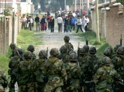 Militares resguaradan una calle durante un operativo para erradicar coca ilegal. ARCHIVO /