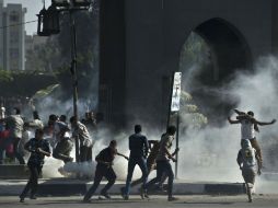 Estudiantes se enfrentan cerca de las instalaciones del centro universitario de Ciudad Naser. EFE /