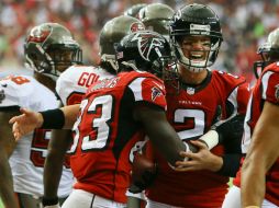 La buena actuación de Matt Ryan (2) cortó una racha de tres derrotas seguidas de los Halcones. AP /