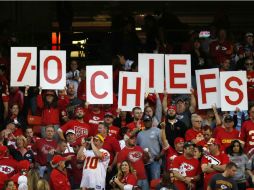 La afición de Kansas City festeja el inicio de 7-0 que tienen los Jefes. AP /