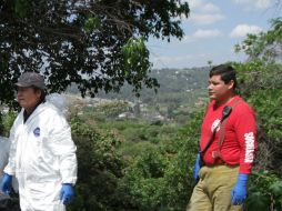 Se solicitó la ayuda de los bomberos para poder sacar al cadáver de la barranca. ESPECIAL /