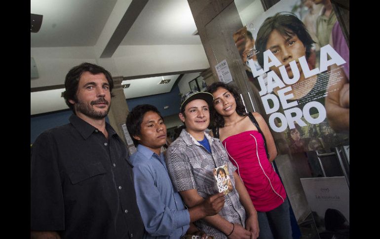 El director Diego Quemada-Díez y los adolescentes Rodolfo Domínguez, Brandon López y Karen Martínez, protagonistas del filme.  /