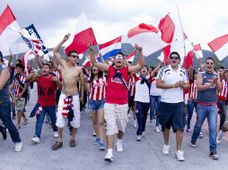 Los porristas de Chivas piden que el equipo mejore su desempeño en el torneo. MEXSPORT /