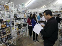 Las salas de conferencia sirvieron de escaparate para decenas de libros. ARCHIVO /