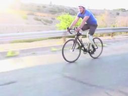 Carlos Gutiérrez, con doble prótesis,  emprenderá su periplo para crear conciencia oficial. ESPECIAL /