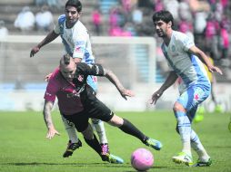 Matías vuoso “besa” el pasto. Los zorros continúan una campaña ausente de triunfos. MEXSPORT /