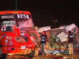 Autoridades señalan que los tripulantes de la camioneta viajaban a exceso de velocidad.  /