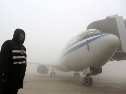 El aeropuerto internacional de Taiping, en Harbin, cerró por la falta de visibilidad. AFP /