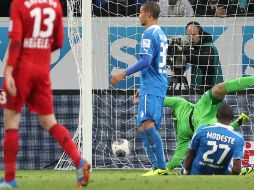 El balón entra por un lado de la portería y el árbitro decide validarlo. AFP /