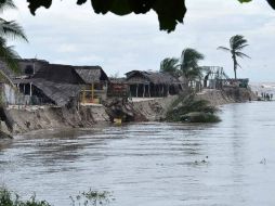 Existe una zona de alerta con vientos de 120 kmh y oleaje de hasta cuatro metros de Guerrero a Michoacán. AP /