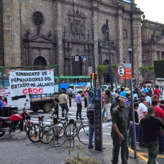 La CROC cierra tráfico en Avenida Hidalgo