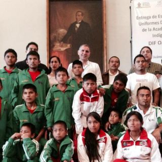 Campeones triquis reciben becas y uniformes