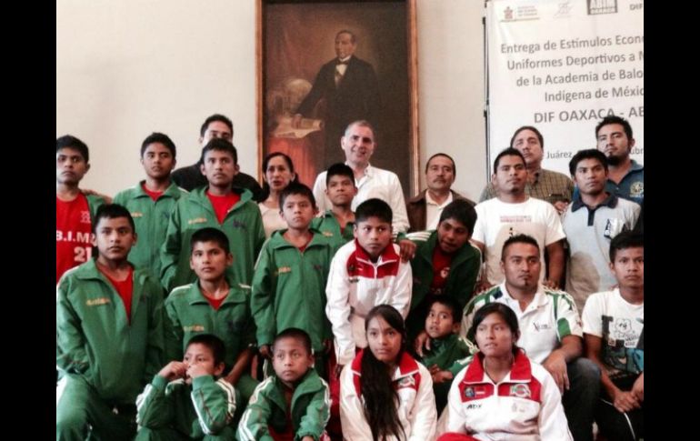 Los niños se tomaron la foto del recuerdo con el mandatario. ESPECIAL /