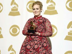 Adele tiene un peso fuera del promedio, la seguridad y el porte que muchas desearían para lucir ropa a su medida.  /