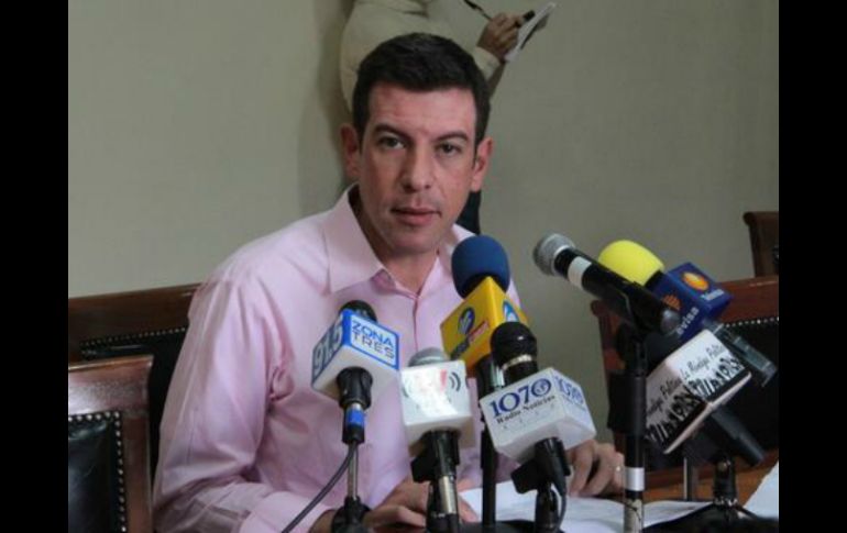 Castro Reynoso dice que la ley sólo se tipifica como delito grave la falta cometida con armas reales. ESPECIAL /