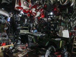 En la bodega donde almacenan autopartes atendieron a cerca de 30 personas hasta el mediodía.  /