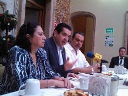 Américo Alatorre (c) anuncia que el sábado 26 de octubre el Parlamento se unirá al Pacto por México.  /