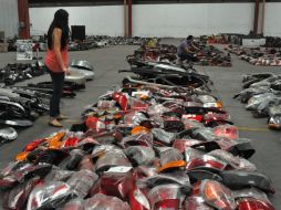 Ciudadanos han acudido a recuperar las autopartes que les fueron robadas. ARCHIVO /
