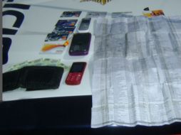 Una lista de números telefónicos y tarjetas de crédito le fueron aseguradas al presunto extorsionador. ESPECIAL /