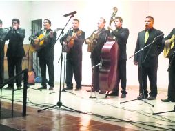 Los integrantes de la Rondalla Voces Románticas de Chicago se reúnen dos veces por semana para interpretar boleros y baladas. ESPECIAL /