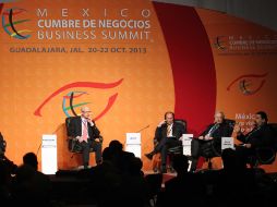 Oradores en la mesa sobre el caso de la industria automotriz.  /