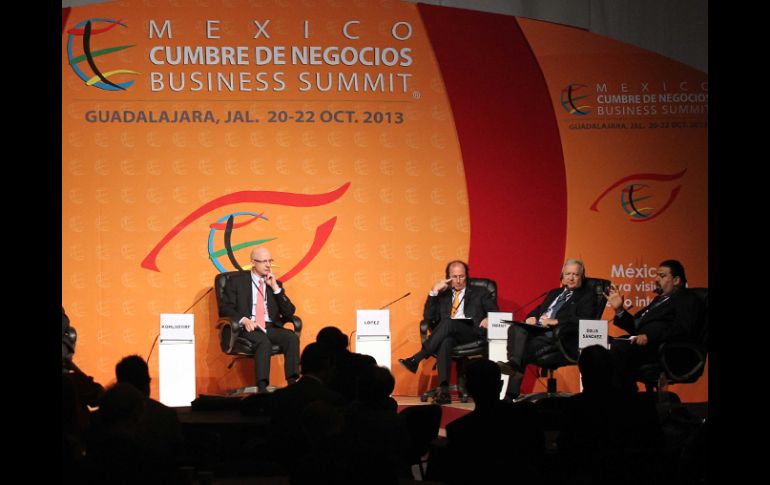 Oradores en la mesa sobre el caso de la industria automotriz.  /