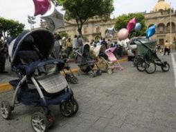 Desde 2009, 25 madres han exigido que les devuelvan a sus hijos. Imagen de Carriolas vacías. ESPECIAL /
