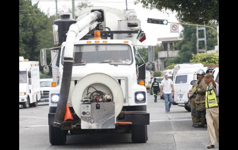 Personal del Siapa y Bomberos lavaron la zona donde hubo escurrimientos. ARCHIVO /