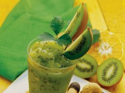 La vitamina C bloquea los radicales libres que producimos al estresarnos; una buena razón para iniciar el día comiendo guayabas o kiwis ARCHIVO /