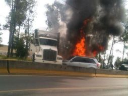 La Policía Municipal de Zapopan reportó dos personas lesionadas por el accidente. Imagen de @Alfredo_10. ESPECIAL /