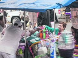 La necesidad de los familiares de los pacientes del Hospital Civil ha beneficiado al crecimiento del comercio ambulante.  /