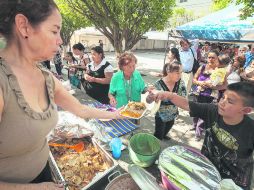 Existen organizaciones de voluntarios que cocinan para ofrecer comida gratuita a los familiares de los hospitalizados en el Civil.  /