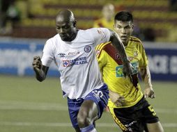 Achille Emaná (Cruz Azul) disputa una pelota con Esteban Granados del equipo Herediano de Costa Rica. EFE /