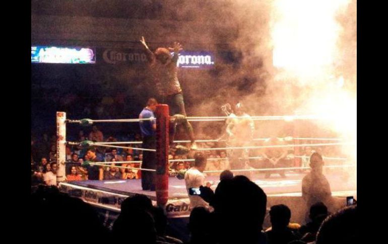 El ambiente del ring prendió al público tapatío.  /