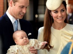 Los duques de Cambridge, el príncipe Guillermo y Catalina, con el príncipe Jorge de Inglaterra, tercero en la línea de sucesión. AFP /