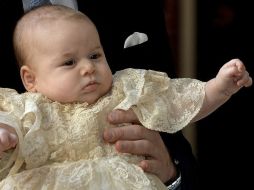Para el histórico evento, el bebé real lució un llamativo faldón de encaje y satín blanco aperlado. AP /