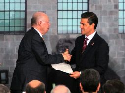 El rector de la UNAM, José Narro, recibió del Presidente Peña Nieto el reconocimiento al mérito médico. SUN /