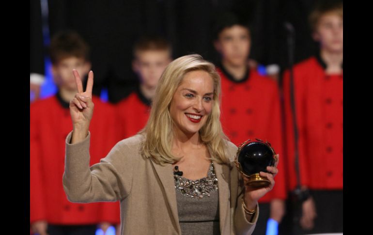 La actriz estadounidense Sharon Stone (c) posa con el ''Premio de la Paz''. EFE /